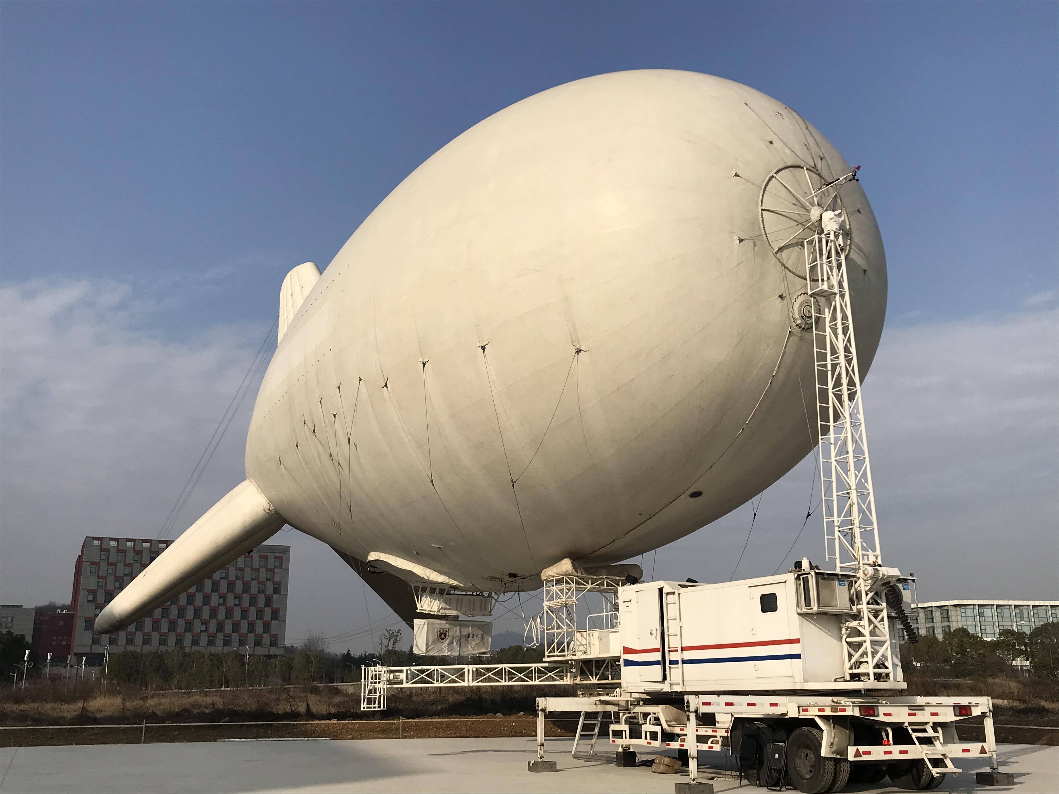 萌萌哒！新年第一天，南京上空飘来一只“大白鲸”