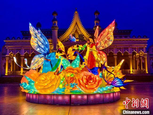 此次灯会不论是亮灯效果还是互动趣味性，都有了创新和提升，让游客能体验传统花灯与潮流时尚碰撞的乐趣。　刘冰 摄