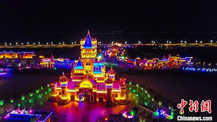 嘉峪关方特欢乐世界举办“方特欢乐中国年主题灯会”，极具甘肃地域特色，旨在为西北旅游提供全新一站式打卡欢乐地。　刘冰 摄