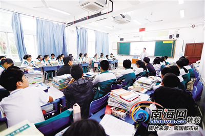 “感动海南”年度人物赵红亮走进海南侨中 与学