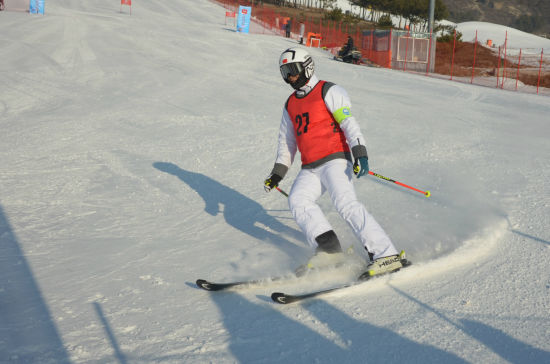 京张大众滑雪交流赛举办 150余名滑雪爱好者报名参赛