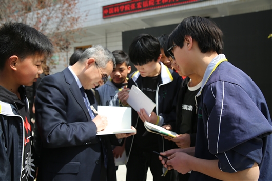 弘扬科技报国光荣传统，坚持科普巡讲老有所为