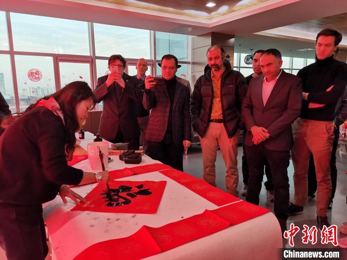 驻济高校、科研院所、大中型企业的外国专家代表齐聚一堂，共迎新春。　孙宏瑗 摄