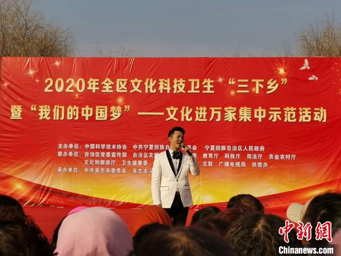 文艺演出现场。　李海龙 摄