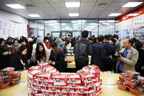 北京语言大学一行参观卫龙食品，品尝辣条美味