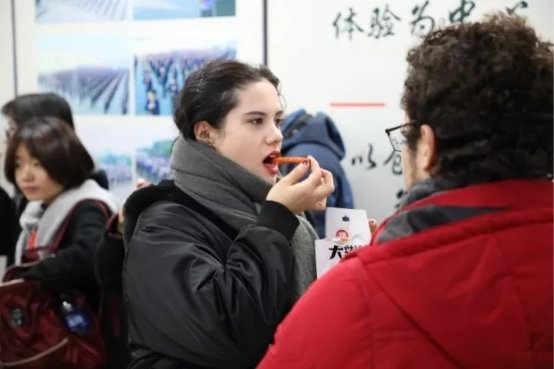 北京语言大学一行参观卫龙食品，品尝辣条美味