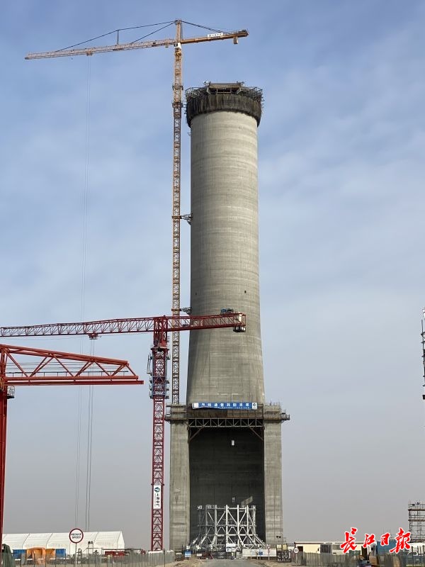 自主研发“沙漠造塔机” 创奇迹，在汉央企承建全球最高最大光热电厂集热塔在迪拜封顶