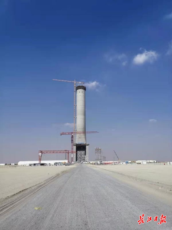 自主研发“沙漠造塔机” 创奇迹，在汉央企承建全球最高最大光热电厂集热塔在迪拜封顶