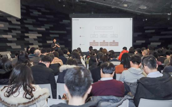 巨人网络联席CEO吴萌介绍公司业务战略