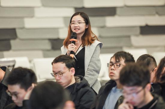 与会者在现场提问环节与公司负责人交流