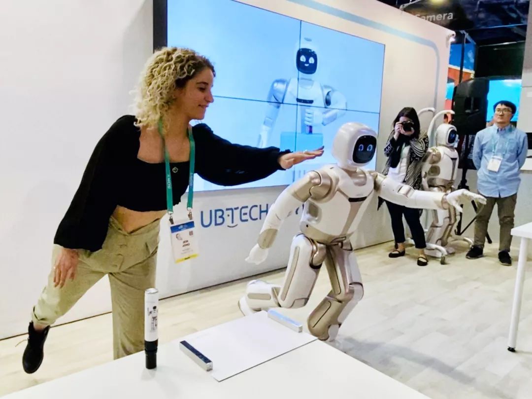 机器人的风向：一边技术进化，一边商业落地