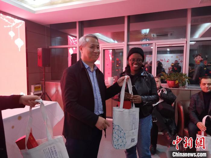 驻济外国人才共迎新春 感知中国传统文化(图)