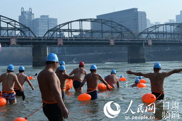 黃河冬泳表演活動現場。（黃帆 攝）