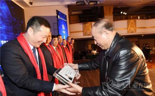中国石油和化学工业联合会会长李寿生（右一）为行业影响力人物获奖者郑月明（左一）颁奖