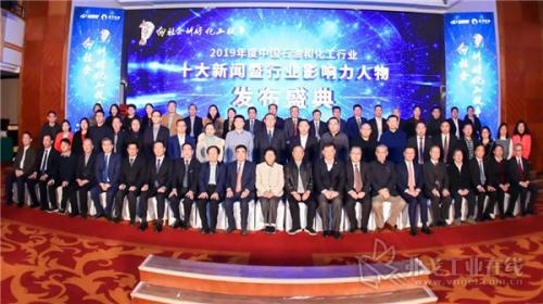 获奖代表和部分与会嘉宾合影留念
