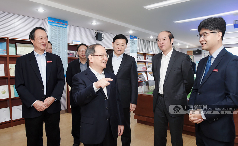 鹿心社看望慰问科技人才