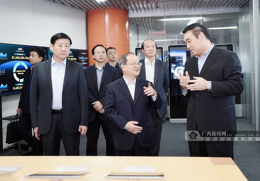 鹿心社看望慰问科技人才