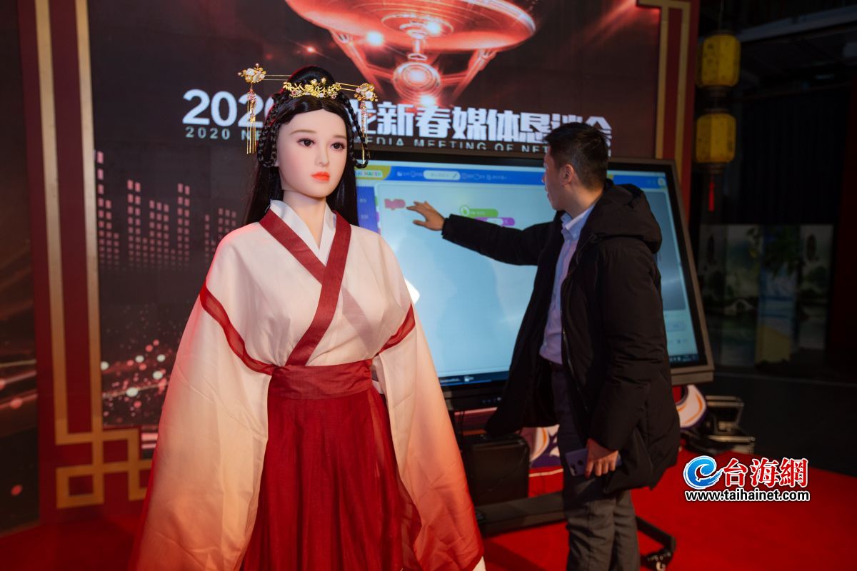 教育机器人校园首秀 “未来课堂”带学生玩转AI