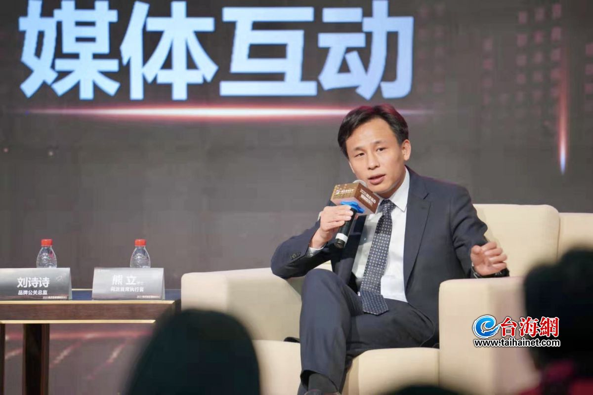教育机器人校园首秀 “未来课堂”带学生玩转AI