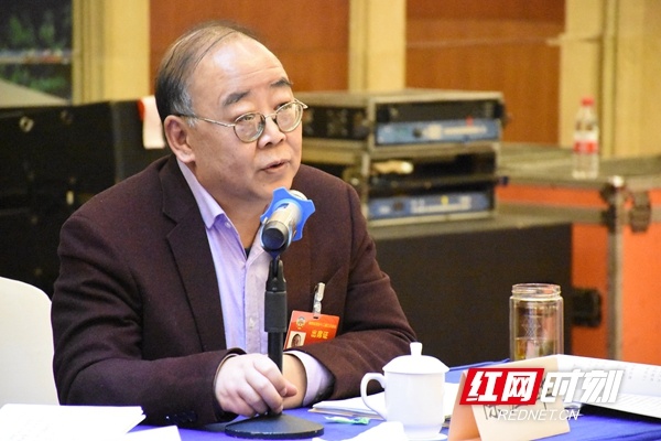 组图丨科技界别委员小组讨论：科技工作者要敢于创新精益求精