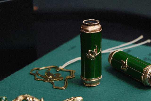 吴晓波年终秀上出现的胸针,据说能让你好运连