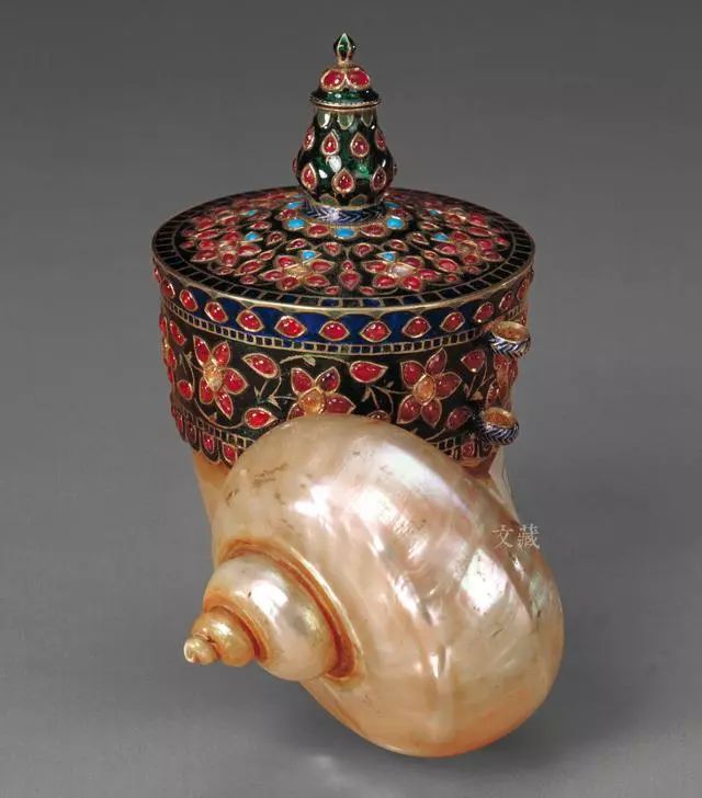 吴晓波年终秀上出现的胸针,据说能让你好运连