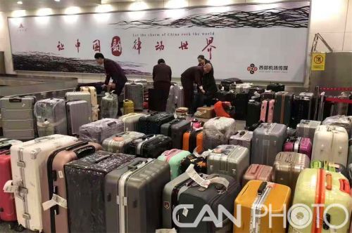 附图5：地服工作人员整理旅客行李