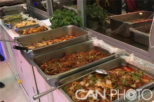 附图7：为一线人员提供餐食保障