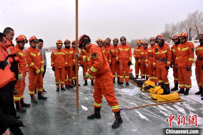 图为培训教员与消防指战员围绕环境评估、冰上自我救援等实战应用技术进行研讨交流。　罗凯 摄