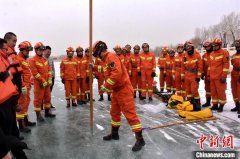 甘肃酒泉消防开展冰上救援培训演练 加强人才队