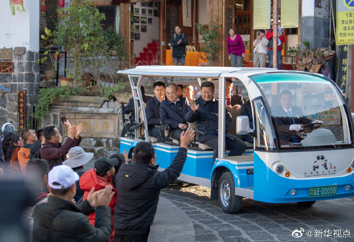 习近平在和顺古镇同游客亲切交流