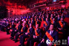 【新春走基层】车站中的那抹红