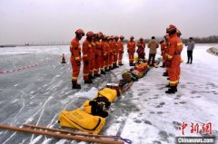 酒泉消防开展冰上救援培训演练 加强人才队伍建
