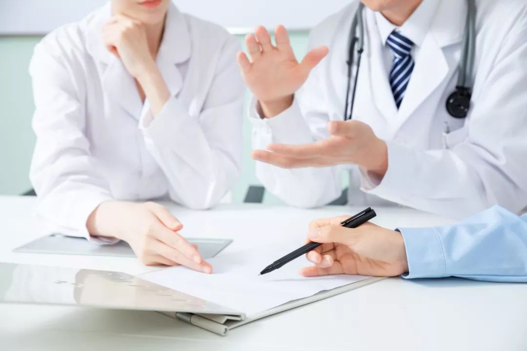 新型肺炎确诊病例为何急增？平均1个病人传染2-3人