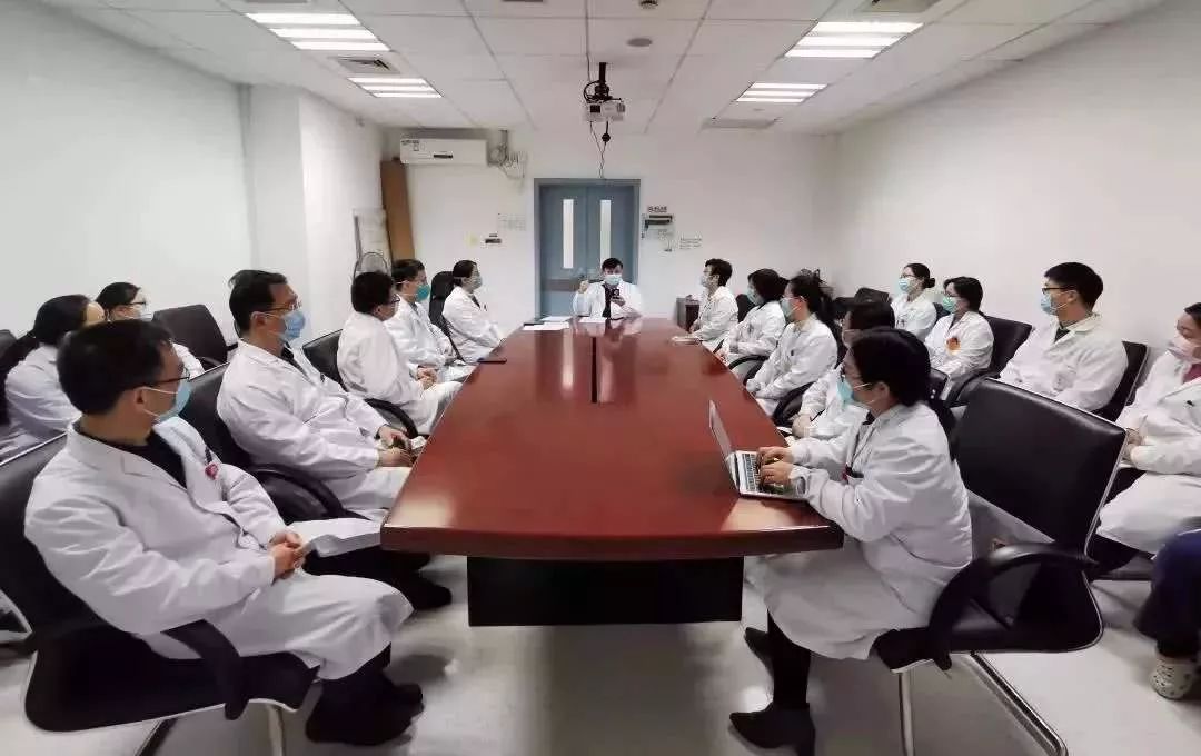 张文宏：我们一定要跑在病毒前头！