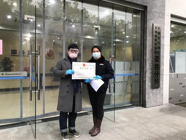 无锡企业开产防护服，滨湖市场监管“保姆式服务”半天办好照