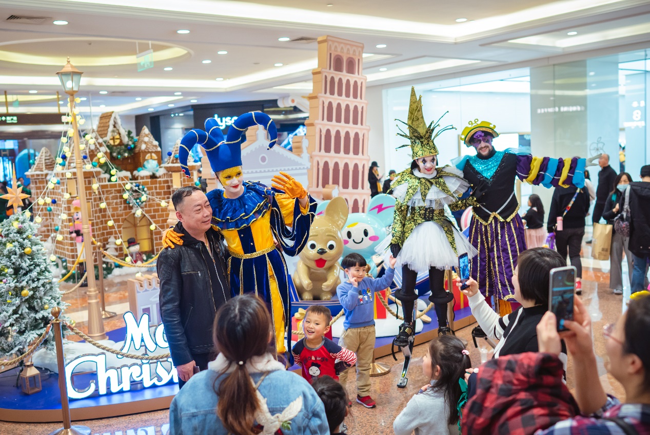 奇迹许愿圣诞树惊艳点亮 上海环球港开启奇幻童话之旅