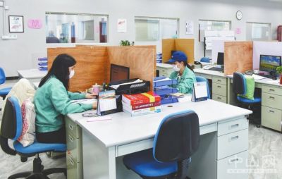企业增设隔离区 员工饭堂错峰用餐