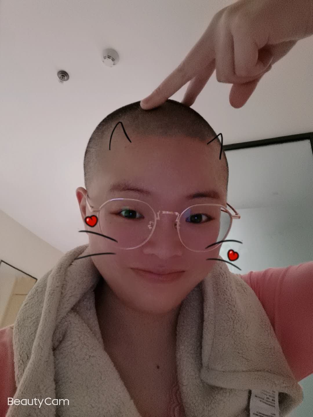 “97”后光头女护士首进重症监护病房，被病人感动