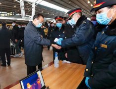 李克强：抓紧出台暂时免除客车货车等所有车辆