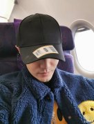 黄晓明绿洲分享乘机趣事 帽檐标签竟与机票撞同款