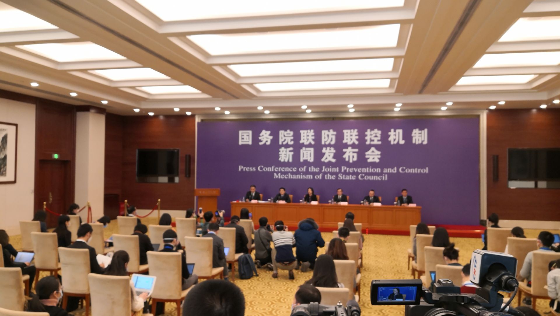 国家发改委：落实阶段性减免社保费等政策促进