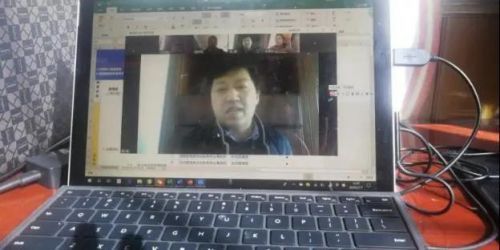 与客户通过视频会议推进项目。