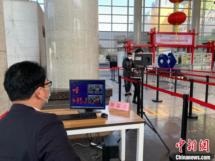 义乌市场每个入口配备有红外线测温仪等智能设备实时监测 奚金燕 摄