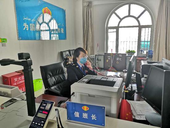 布尔津县税务局“疫情寒冬” 送政策 优服务 暖人心
