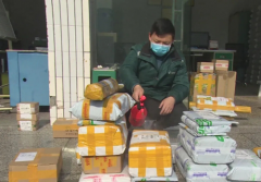 奔忙在派送“最后一公里” 夹江邮政快递行业力保物资投递