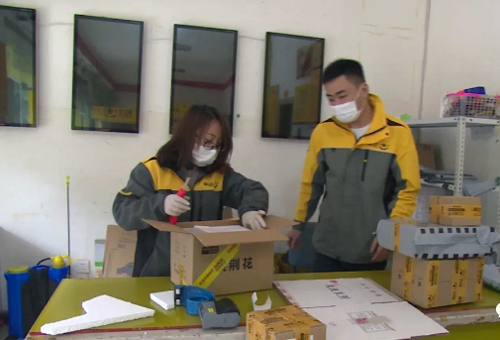奔忙在派送“最后一公里” 夹江邮政快递行业力保物资投递