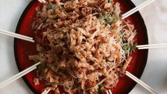 一桌吃饭交流的是感情 公筷公勺体现的是文明