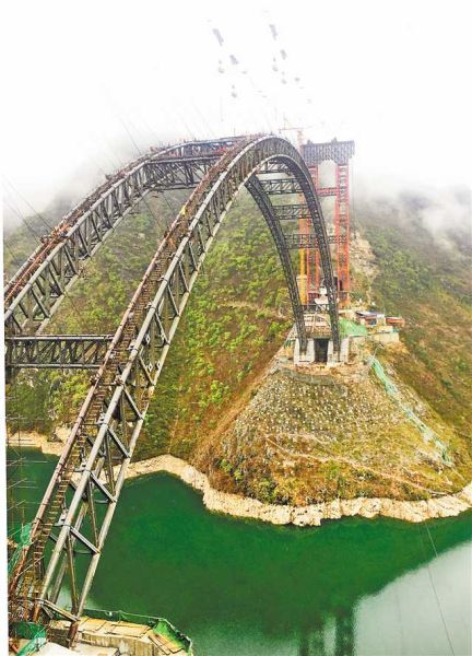 2月28日，郑万高铁巫山段大宁河双线大桥正式复工建设。在建设现场，工人们有的在装卸建材，有的在大桥钢管拱肋上作业。通讯员 卢先庆 摄