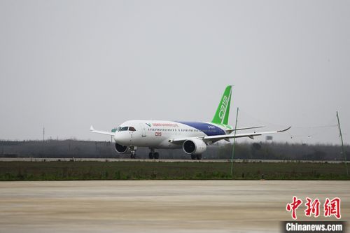 图为正在跑道上进行滑行试验的C919大型客机。 中新社记者 刘占昆 摄